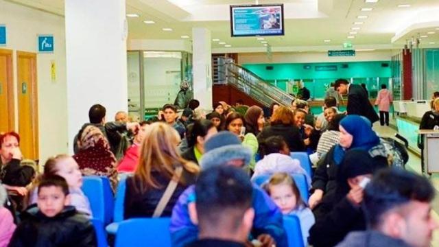 Imagen de un centro sanitario con pacientes esperando / EP