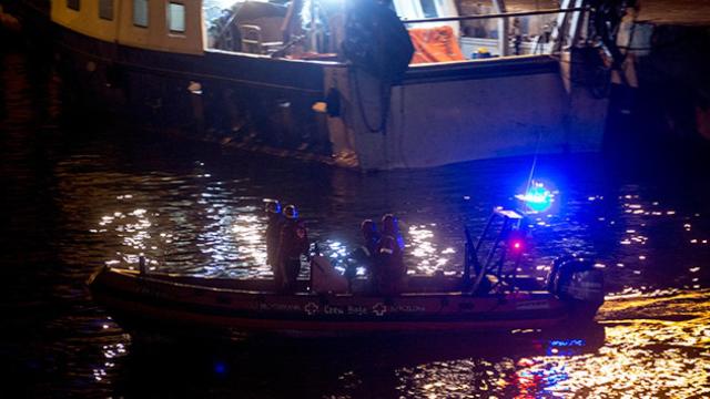 Efectivos de la Cruz Roja llegan al puerto de pescadores de Barcelona después de participar en las labores de rescate de los dos marineros que han desaparecido al hundirse el barco pesquero en el que viajaban tras colisionar con un mercante ruso a milla y