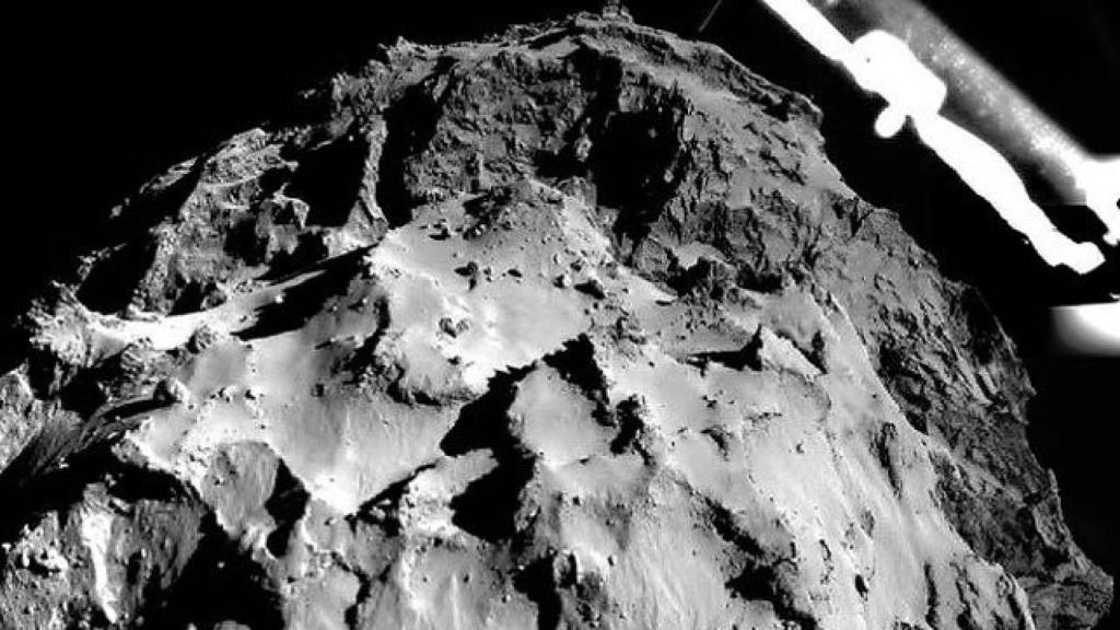 Imagen del cometa 67P/CG tomada por el instrumento ROLIS de Philae mientras bajaba.