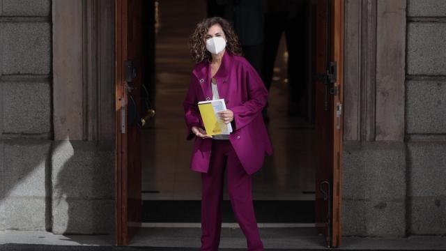 La ministra de Hacienda y Función Pública, María Jesús Montero, a su llegada con el Proyecto de Ley de Presupuestos del Estado de 2022 en el Congreso / EUROPA PRESS