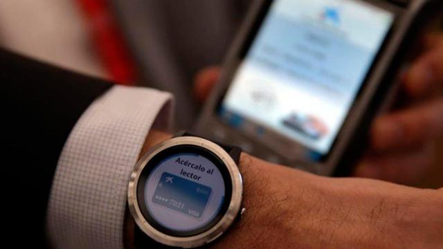 Caixabank, Visa y Garmin han presentado durante la segunda jornada del Congreso Mundial de Móviles (MWC en su siglas en inglés) su alianza para permitir pagar en los comercios con solo acercar el reloj al datáfono / EFE