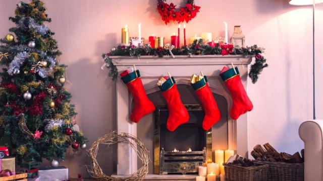El interior de una casa con decoración navideña, la época en la que se compran regalos por internet / CG