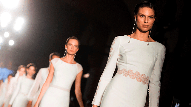 Varias modelos exhiben los vestidos de Rosa Clará en la Barcelona Bridal Fashion Week, que cierra este domingo / EFE