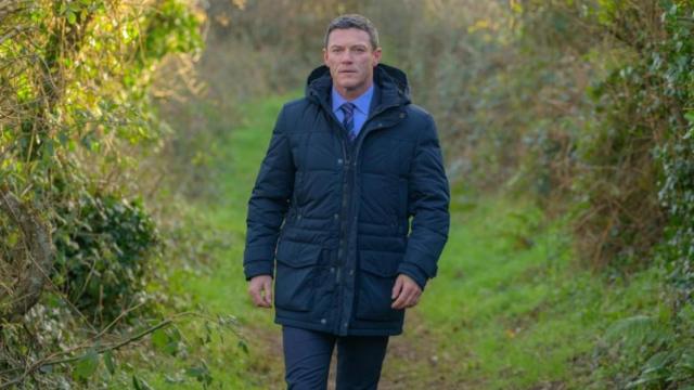 Luke Evans, en la interpretación del superintendente Steve Wilkins, en una imagen de la serie 'Los crímenes de Pembrokeshire' / MOVISTAR
