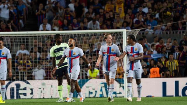 Memphis Depay, Kounde, Frenkie de Jong, contra el Manchester City / LUIS MIGUEL AÑÓN (CULEMANIA)