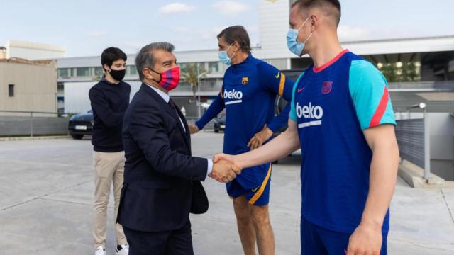 Laporta saludándose con Ter Stegen / FC Barcelona