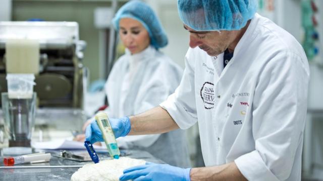 Empleados de Europastry en imagen del archivo / EUROPA PRESS