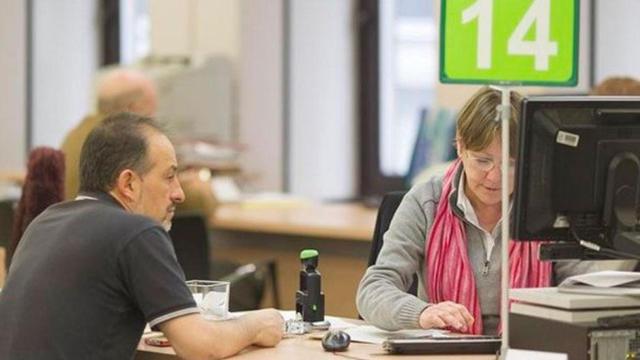 Un hombre parado que parece ser mayor de 45 años / EUROPA PRESS