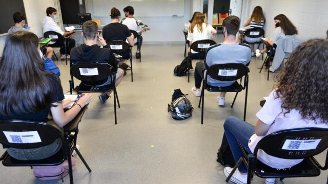 Un grupo de estudiantes, esperan antes de realizar un examen de selectividad, que podrán elegir también en castellano / EUROPA PRESS