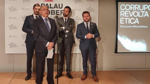 El presidente de la Generalitat, Pere Aragonès, escuchando al director de la Oficina Antifraude, Miguel Ángel Gimeno, en una exposición sobre corrupción / OAC