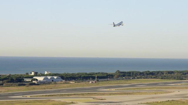 Un avión despega desde una de las pistas del aeropuerto de El Prat / EP