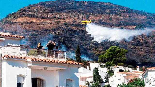 Imagen de un hidroavión en el incendio que afectó el Cap de Creus en julio / EFE