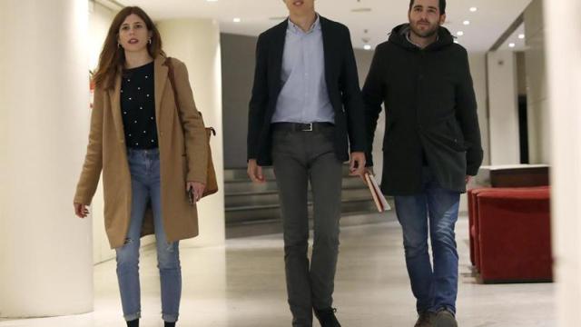 Íñigo Errejón, en el centro de la imagen, a su llegada al Congreso de los Diputados / EFE