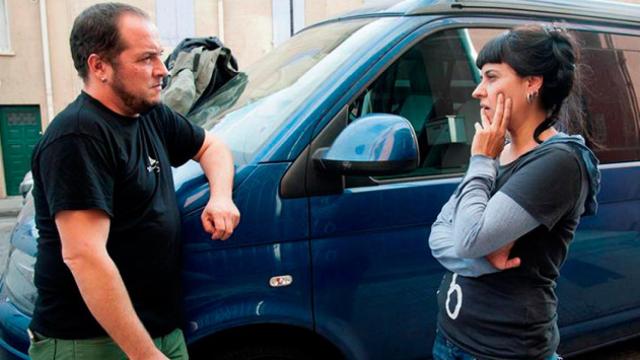 El miembro de Consejo Político de la CUP, Daniel Fernández y la diputada de esta formación, AnnaGabriel, durante un momento de descanso después de reunirse el Consejo Político en Perpignan (Francia), el pasado fin de semana / EFE