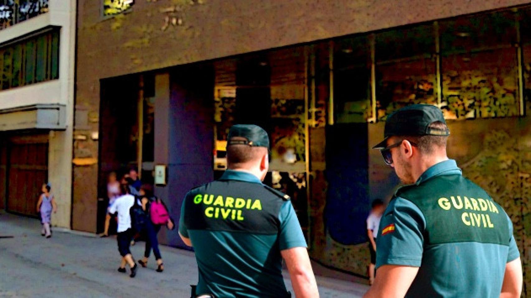 Montaje de dos agentes de la Guardia Civil en la puerta de la Consejería de Territori / CG