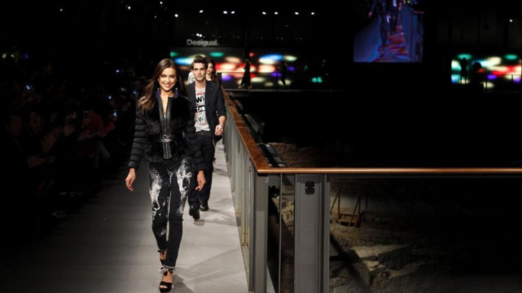 Irina Shayk protagoniza el desfile de Desigual en el 080 Fashion