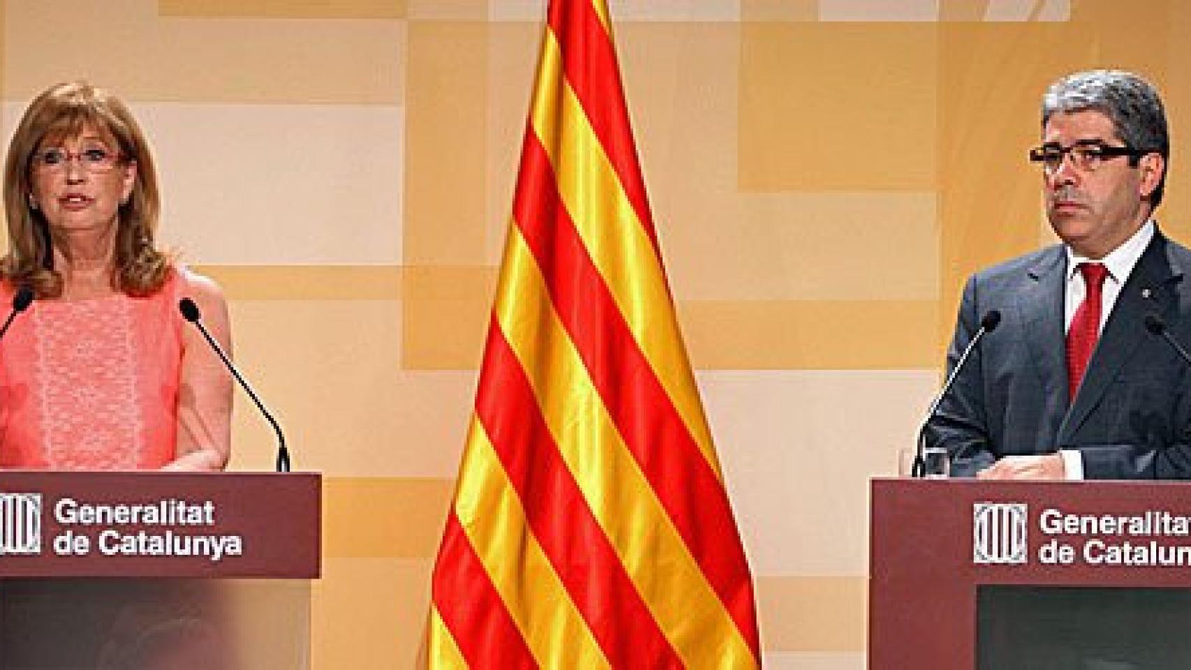 La consejera de Enseñanza, Irene Rigau, y el consejero de la Presidencia y portavoz de la Generalidad, Francesc Homs, durante la rueda de prensa posterior al Consejo Ejecutivo