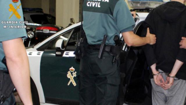 La Guardia Civil efectuando una detención, como la del capitán de un buque por presuntamente agredir sexualmente a una de las tripulantes / GC