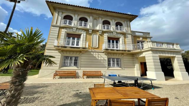 Edificio de la escuela AESA Prep Academy, en la zona alta de Barcelona / AESA PREP ACADEMY