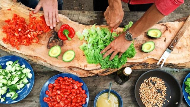 Unas personas preparan una comida vegetariana. Tendencia alimentaria / PEXELS