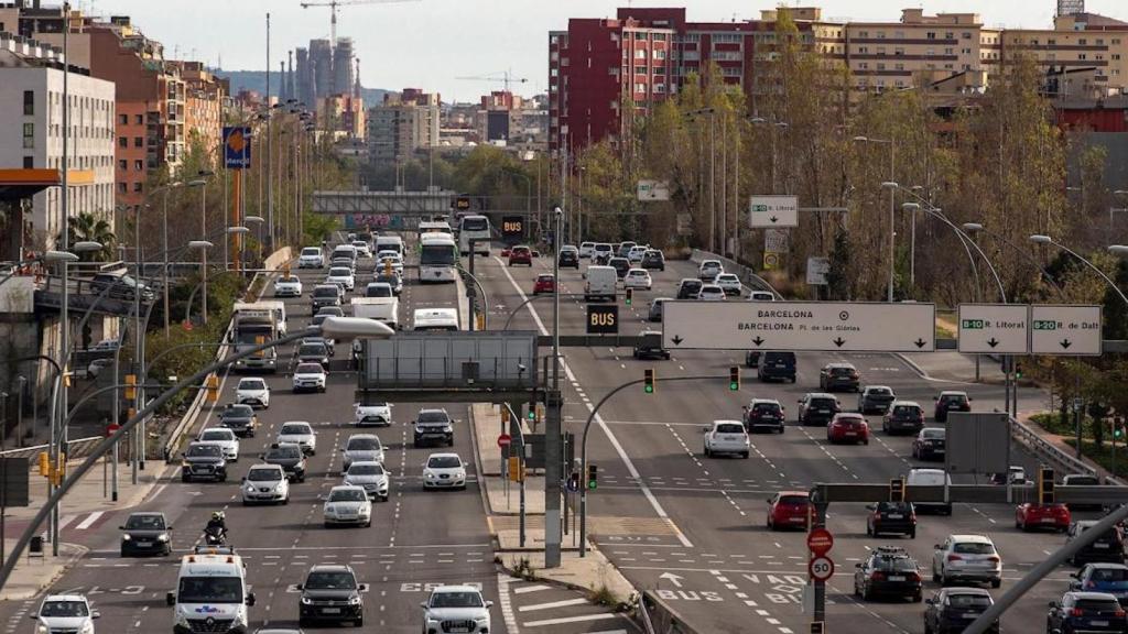 La Avenida Meridiana de Barcelona, llena de coches en una 'operación salida' / EFE