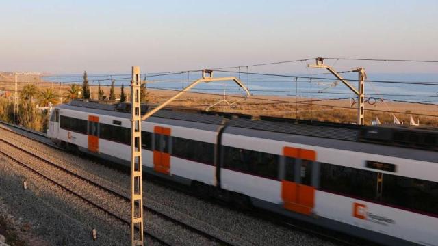 Un tren de Rodalies, trenes de Cercanías de Cataluña / RODALIES