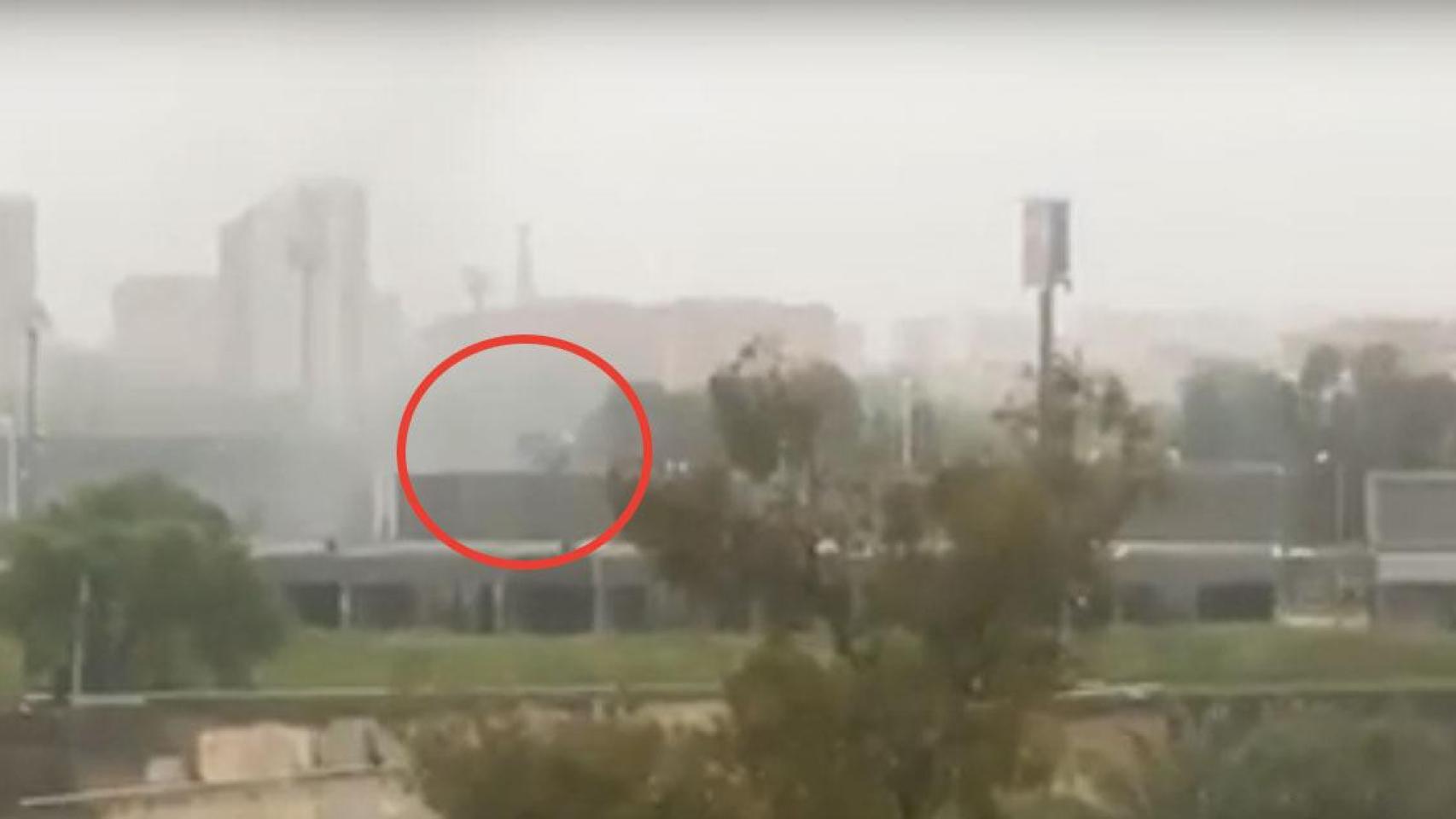 El humo negro saliendo del Tanatorio del Litoral, propiedad de Áltima, en Sant Adrià de Besòs, añade polémica a la situación de los crematorios / CG