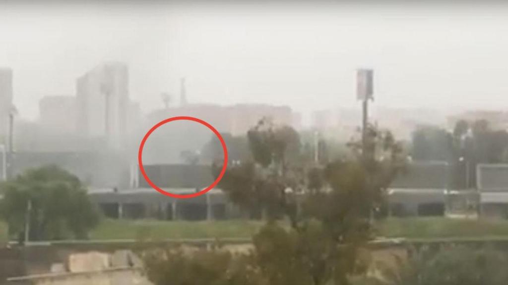 El humo negro saliendo del Tanatorio del Litoral, propiedad de Áltima, en Sant Adrià de Besòs, añade polémica a la situación de los crematorios  / CG