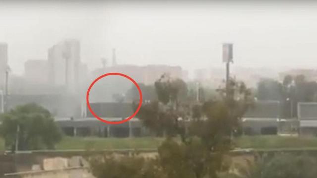 El humo negro saliendo del Tanatorio del Litoral, propiedad de Áltima, en Sant Adrià de Besòs, añade polémica a la situación de los crematorios  / CG