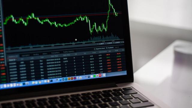 Trader consultando datos de bolsa.pexels photo