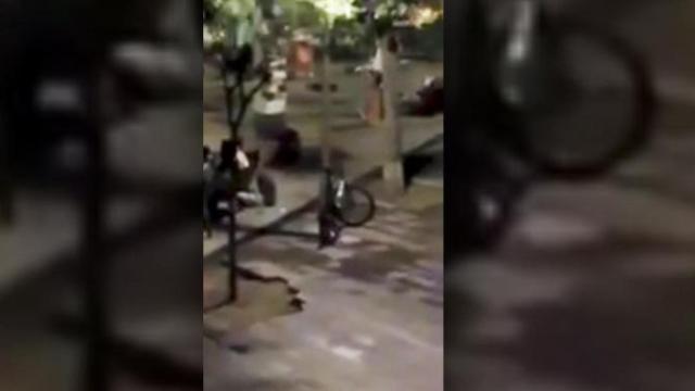 Imagen de la farra de Arran a las 6:45 de la madrugada del viernes, 17 de agosto / AV Plaça del Nord