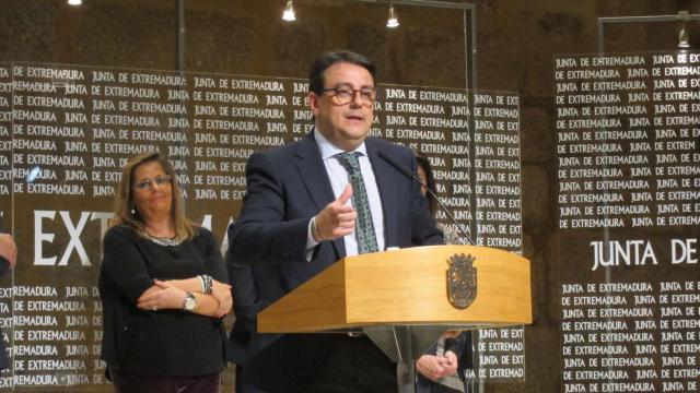 José María Vergeles, consejero de Sanidad de  Extremadura, dando cuenta en febrero pasado de los problemas de desabastecimiento de vacunas, que abre el debate sobre la ley de la oferta y la demanda / EUROPA PRESS