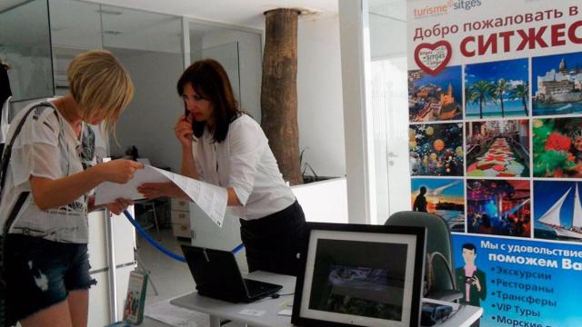 Imagen de un punto de atención al turista ruso de iTravex en Sitges (Barcelona) / EP