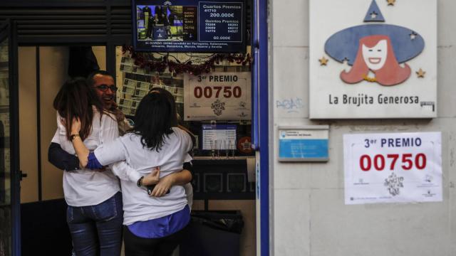EuropaPress 2561605 celebracion tercer premio loteria navidad administracion avenida puerto