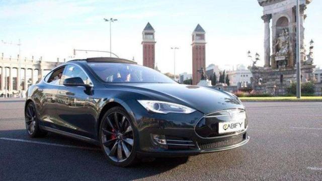 Un vehículo de Cabify, que opera con licencias VTC, en una imagen promocional en Barcelona / CG