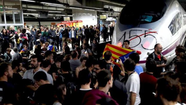 Varias decenas de manifestantes, la mayoría de ellos estudiantes, cortaron las vías del AVE en la estación de Sants el 8 de noviembre / EFE