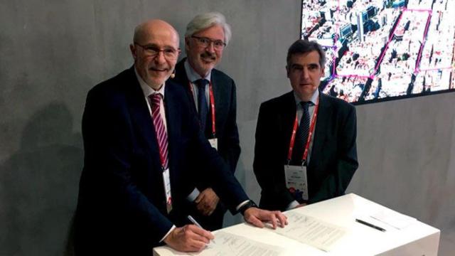 Carlos Grau (i), director de la capital del móvil, Antonio Lacy (c), cirujano y fundador de AIS Channel, y Josep Maria Campistol (d), director general del Hospital Clínic en el MWC / CG