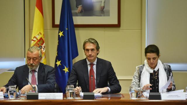 El ministro de Fomento, Íñigo de la Serna (c), antes de empezar la reunión con los representantes de los estibadores y la patronal Anesco / EFE