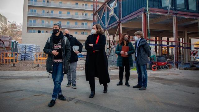 La alcaldesa Ada Colau visita las obras de construcción de vivienda en la zona de Glòries de Barcelona / EP