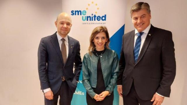 Antoni Cañete, vicepresidente de SME United y presidente de Pimec (dcha.), junto a Véronique Willems, secretaria general de la patronal europea y Petri Salminen, presidente / PIMEC
