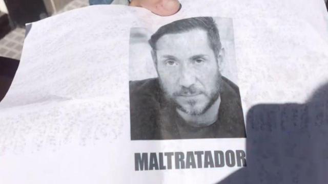 Carteles que acusaban a Antonio David Flores de maltratador / REDES