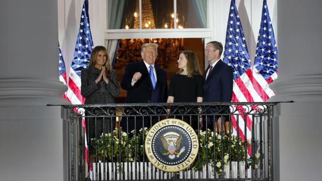 Donald Trump, en un balcón de la Casa Blanca  junto a otras personalidades / EP