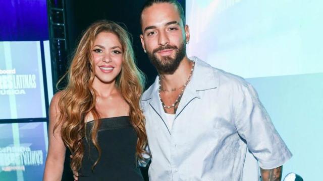 Shakira recibe un premio de las manos de Maluma / REDES