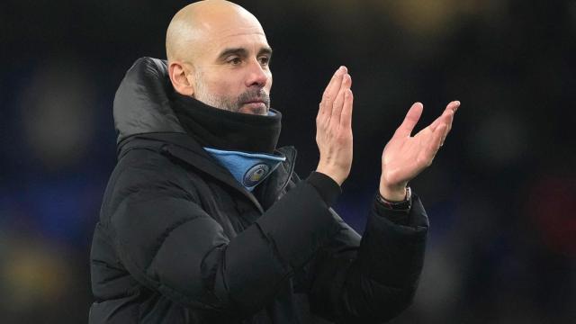 Pep Guardiola aplaude a sus jugadores en el partido de la Premier entre el Everton y el Manchester City / EFE