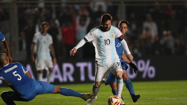 Leo Messi regatea a un rival en el partido frente a Nicaragua / EFE