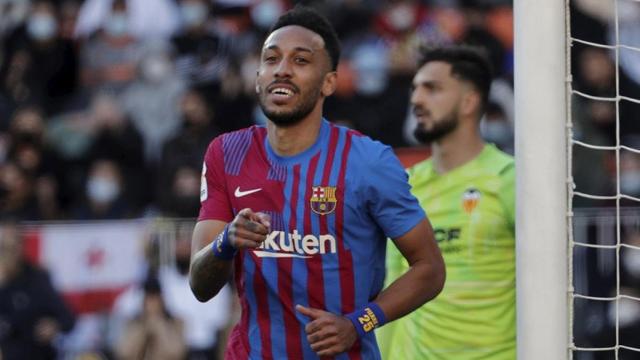 Aubameyang, autor de goles con el Barça, durante la visita al feudo del Valencia CF / EFE