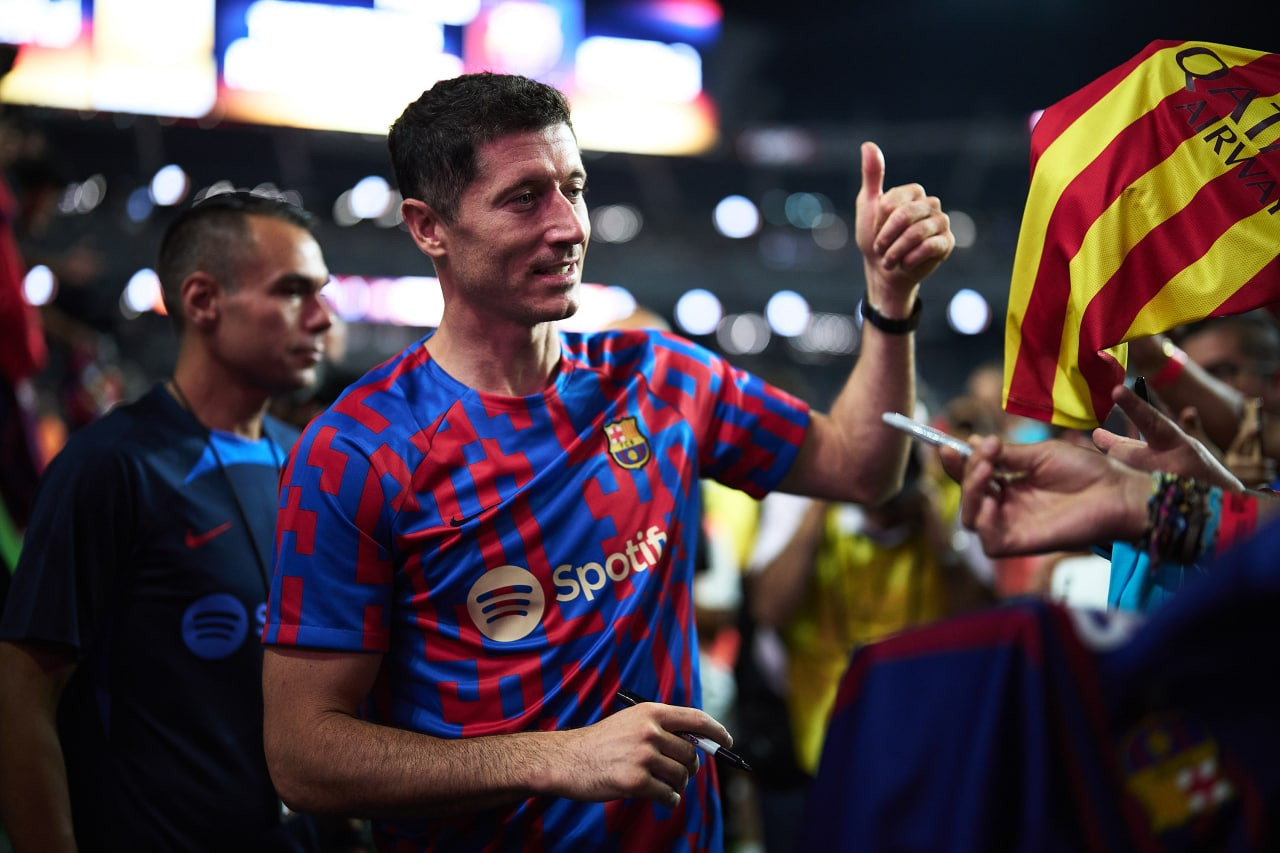Robert Lewandowski, firmando camisetas del Barça tras el clásico de Las Vegas / FCB