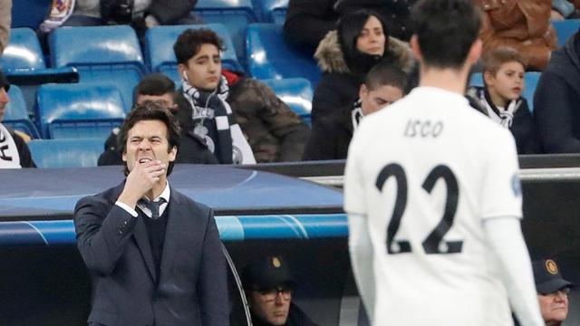 El técnico del Real Madrid, Santiago Solari, con el rostro desencajado ante la mirada de Isco / EFE