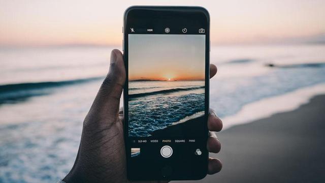 Usuario tomando una fotografía con su 'smartphone' / UNSPLASH