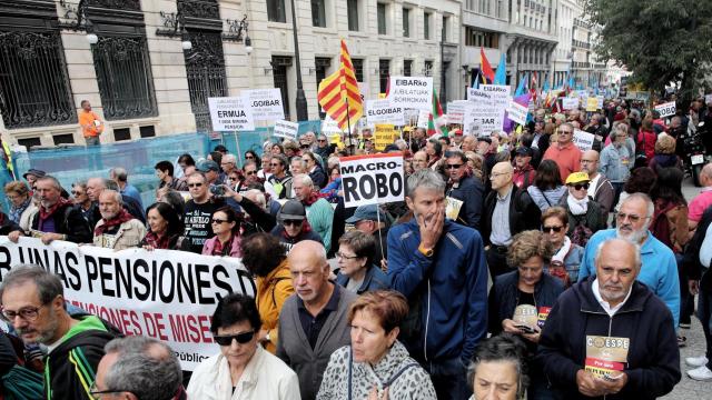 Un grupo de pensionistas se manifiestan en defensa de la prestación / EP